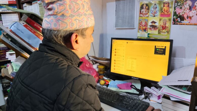 बन्द भइसकेको पुस्तक पसल, टिकटक बनाउन थालेपछि दैनिक ५० हजार माथिको व्यापार